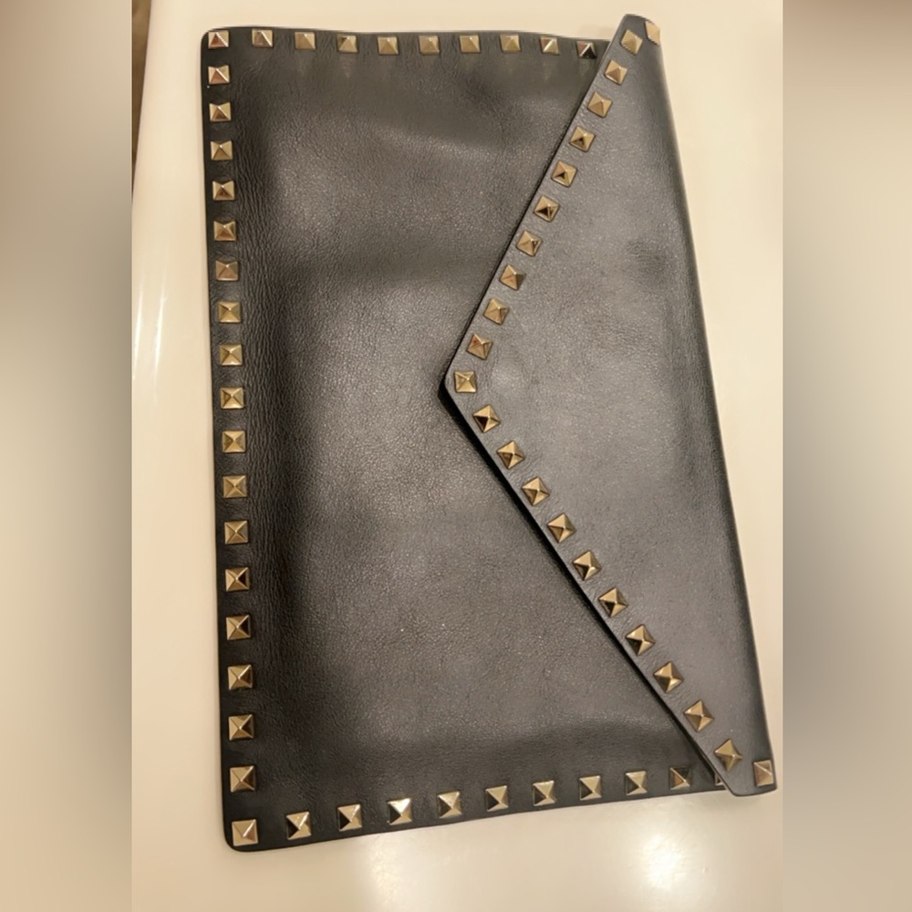 VALENTINO GARAVANI Rockstud grainy EUC envelope pouch authentic. Dustbag